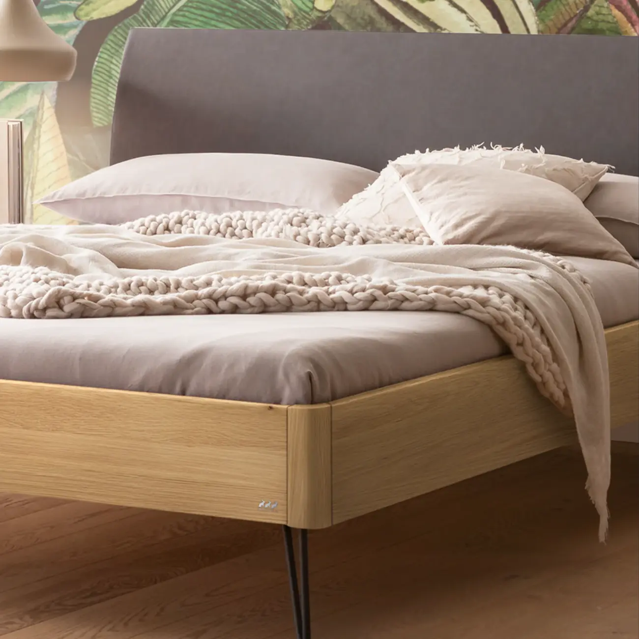 Zeitloses Massivholzbett Hasena Lugano modern-industrial – Bild 4