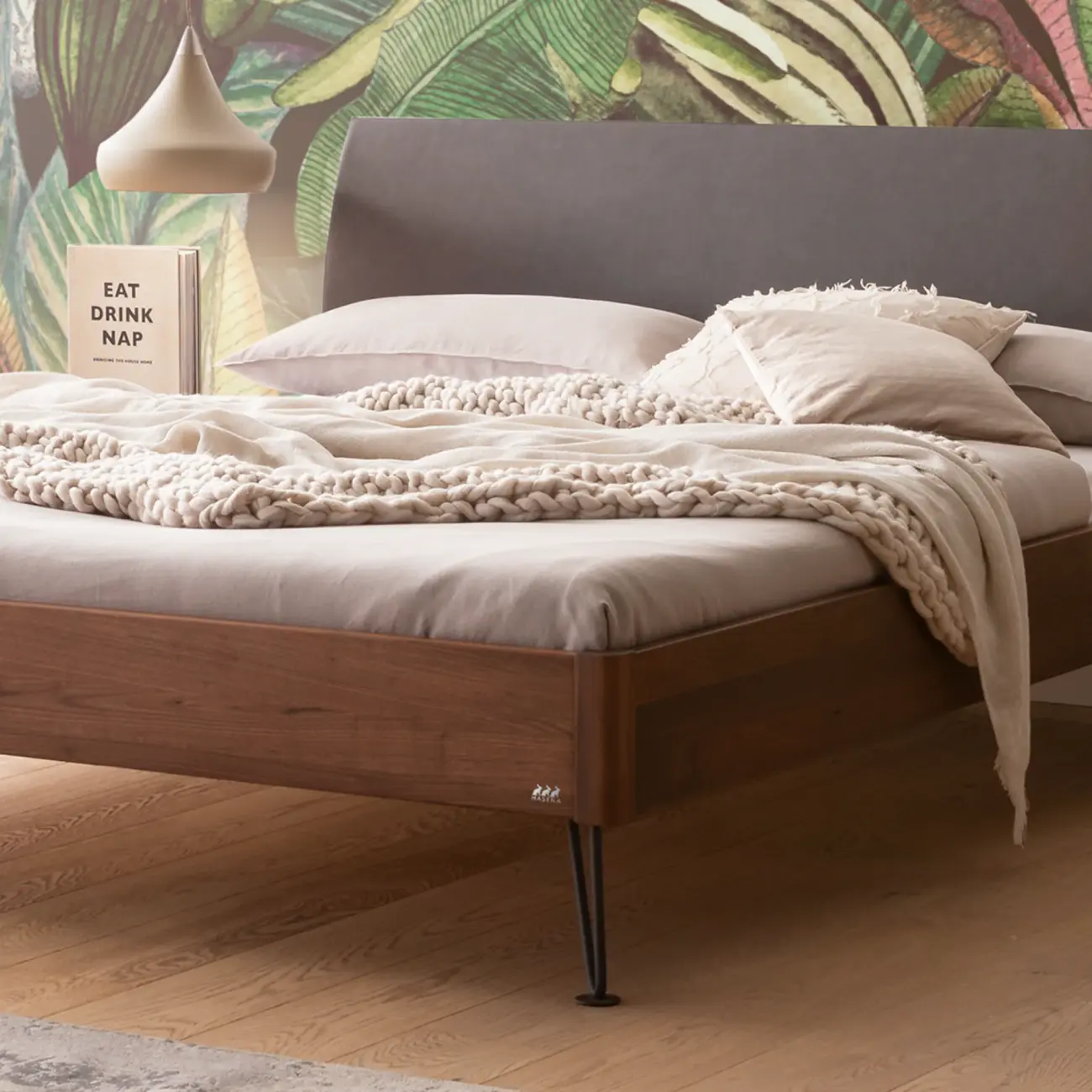 Zeitloses Massivholzbett Hasena Lugano modern-industrial – Bild 8